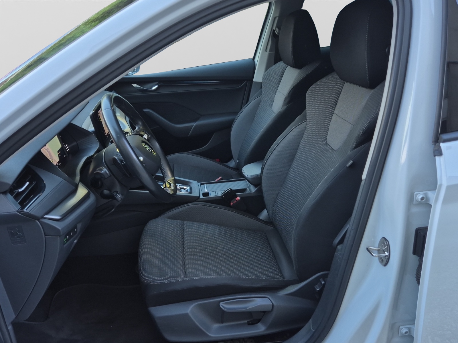SKODA Octavia Combi 2.0 TDI DSG Ambition-image-11