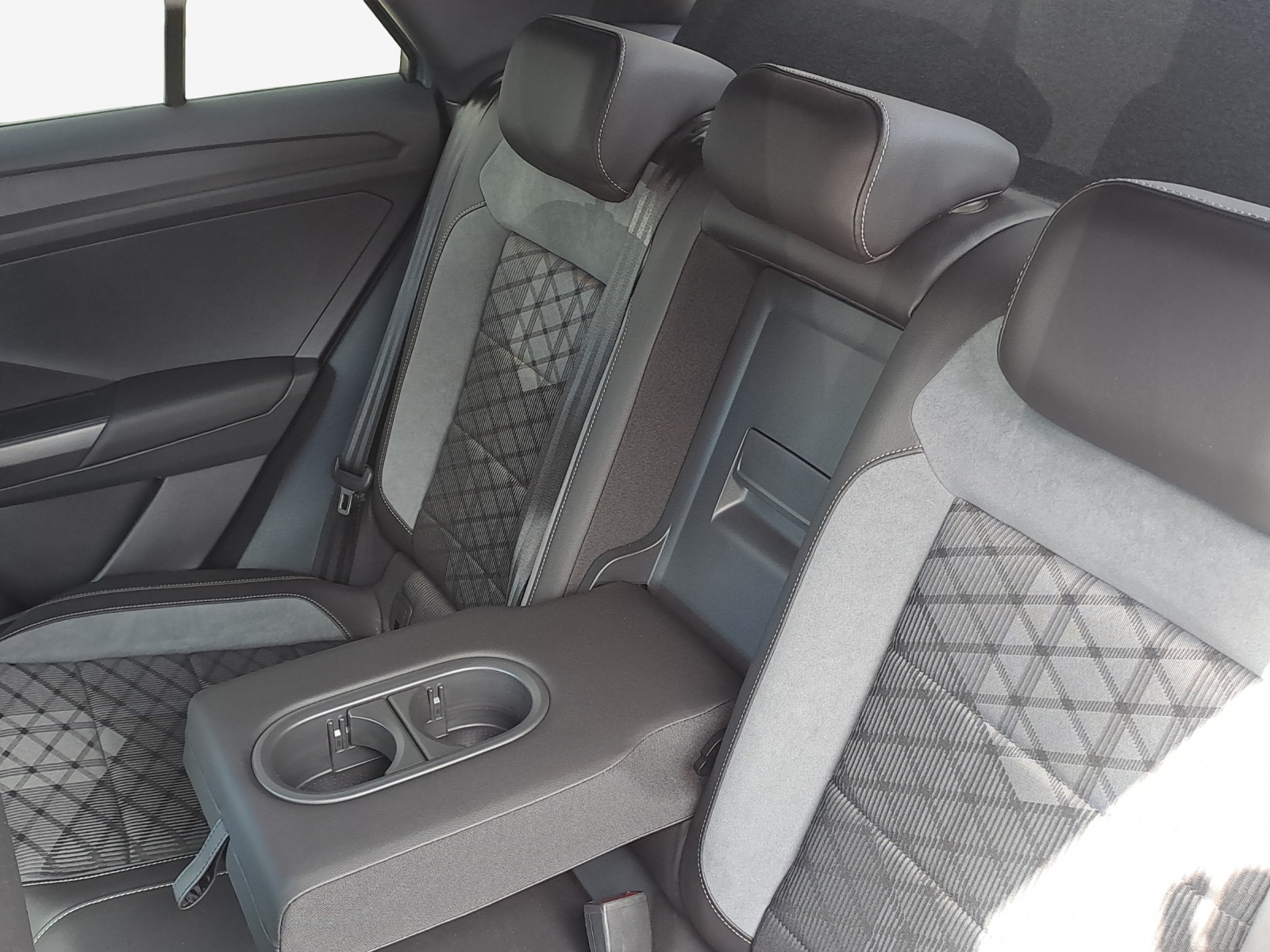 VW T-Roc 2.0 TSI R-Line DSG 4Motion-image-11