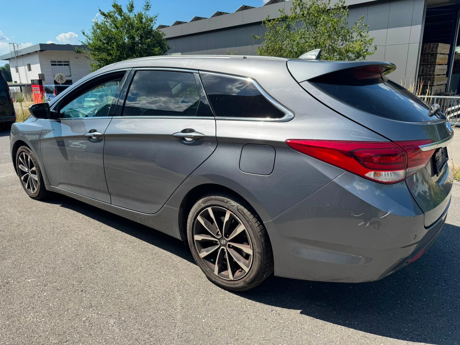 HYUNDAI i40 Wagon 1.7 CRDI Amplia Automatic-image-3