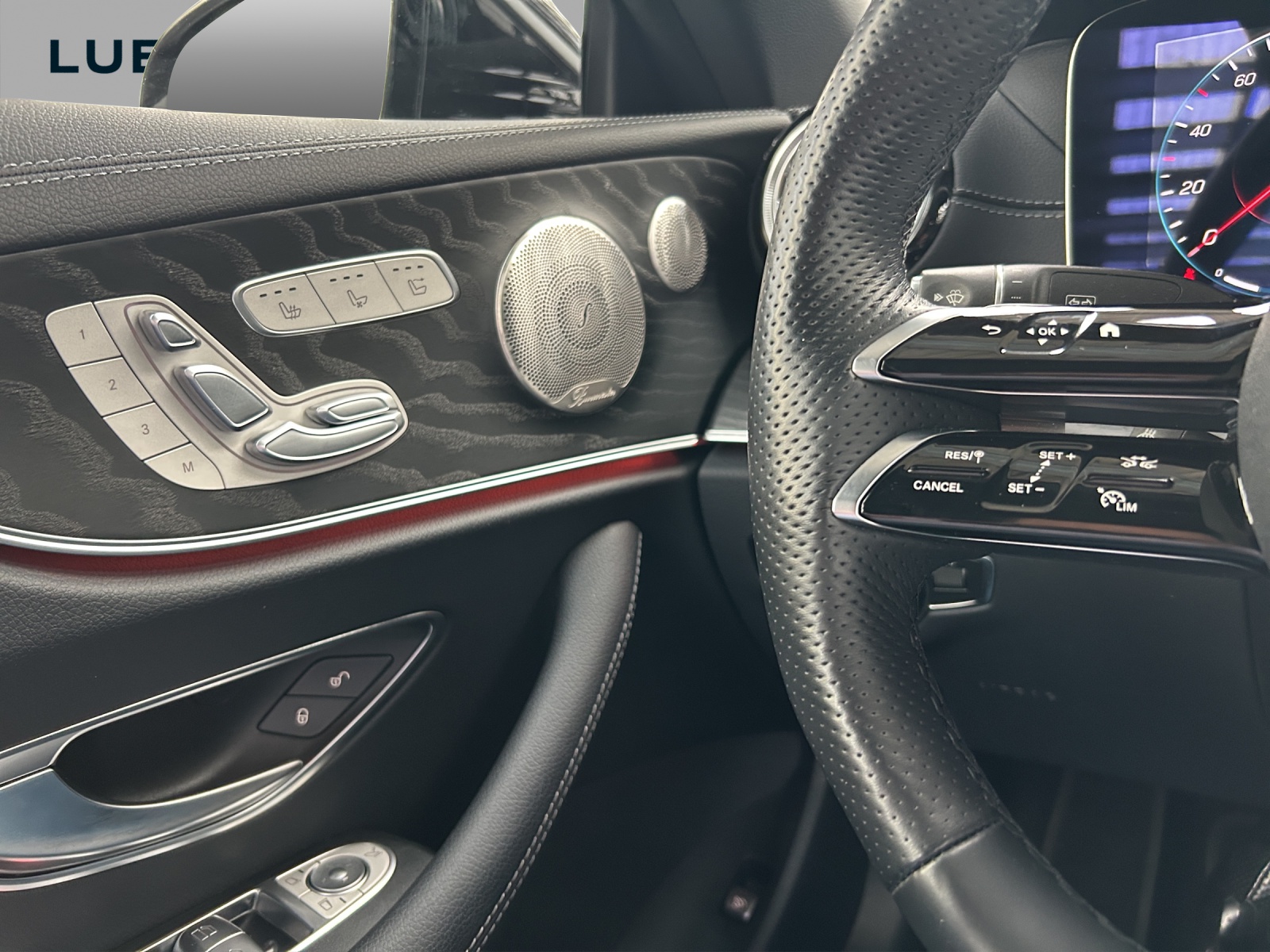MERCEDES-BENZ E 200 Cabriolet 4Matic AMG Line 9G-Tronic-image-12