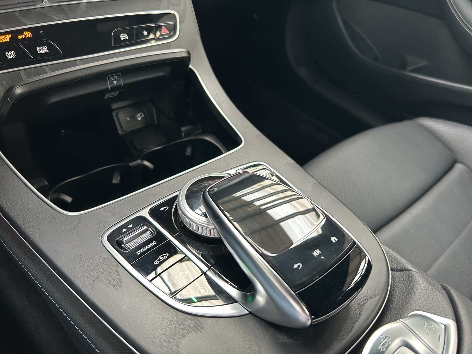 MERCEDES-BENZ E 200 Cabriolet 4Matic AMG Line 9G-Tronic-image-11
