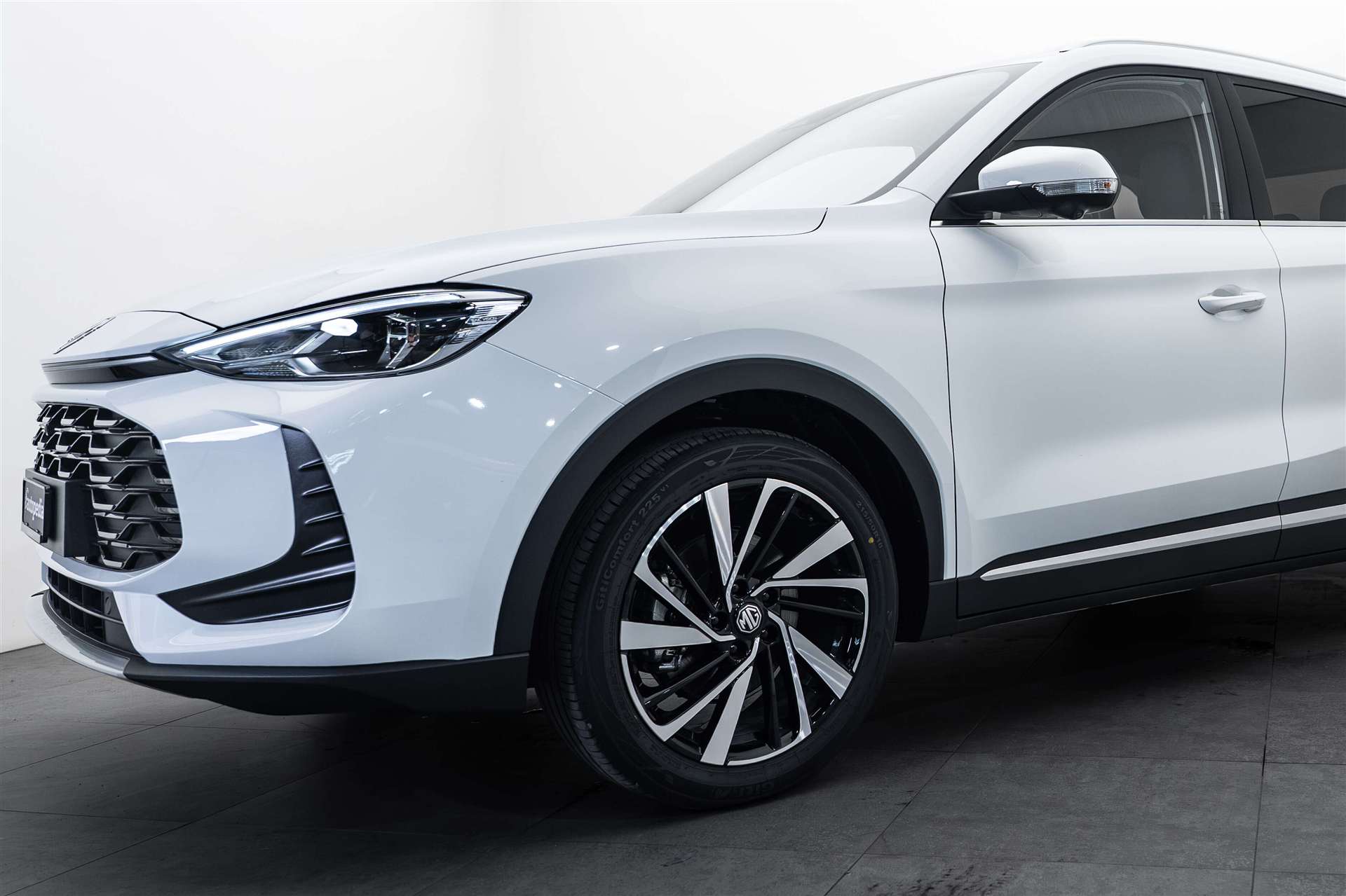 MG ZS 1.5 HEV Luxury Automat NEW-image-1