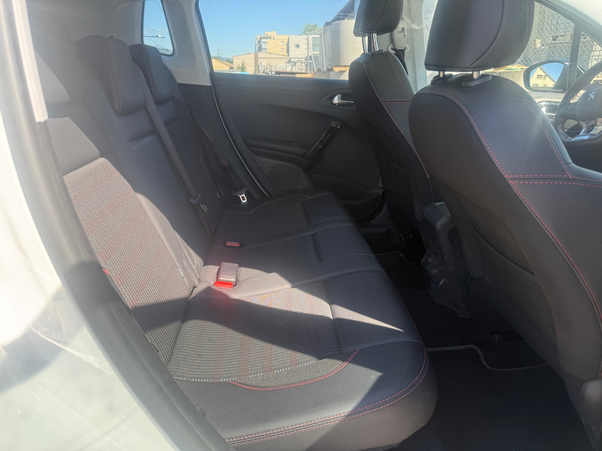 PEUGEOT 2008 1.2 PureTech GT Line EAT6-image-12