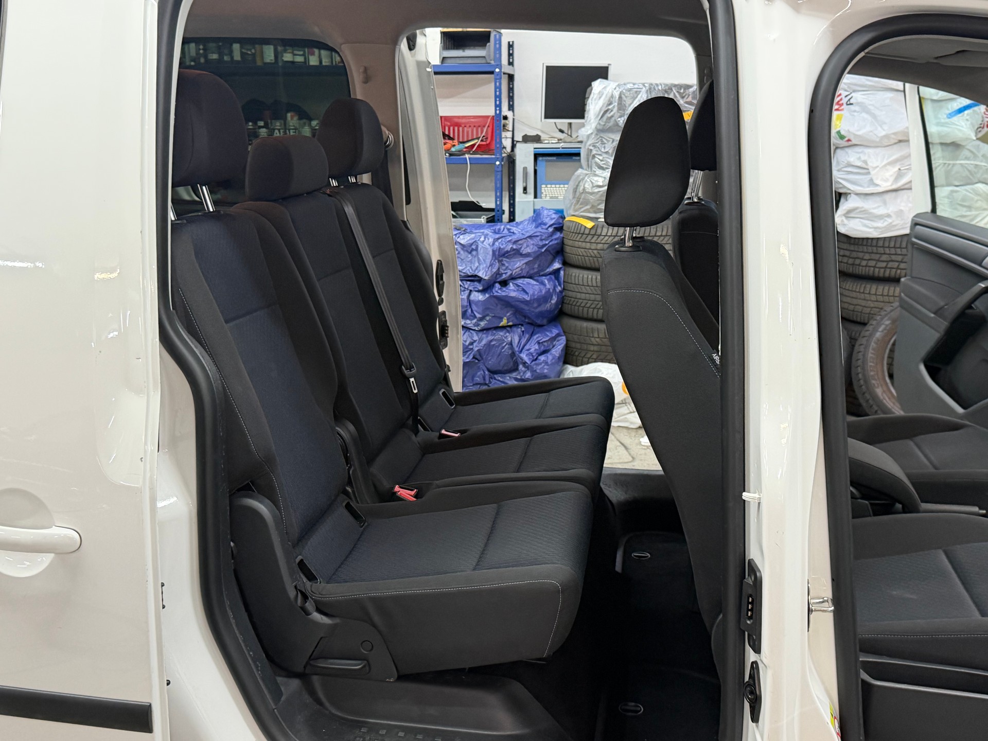 VW Caddy Maxi 2.0 TDI Comfortline 4Motion-image-10