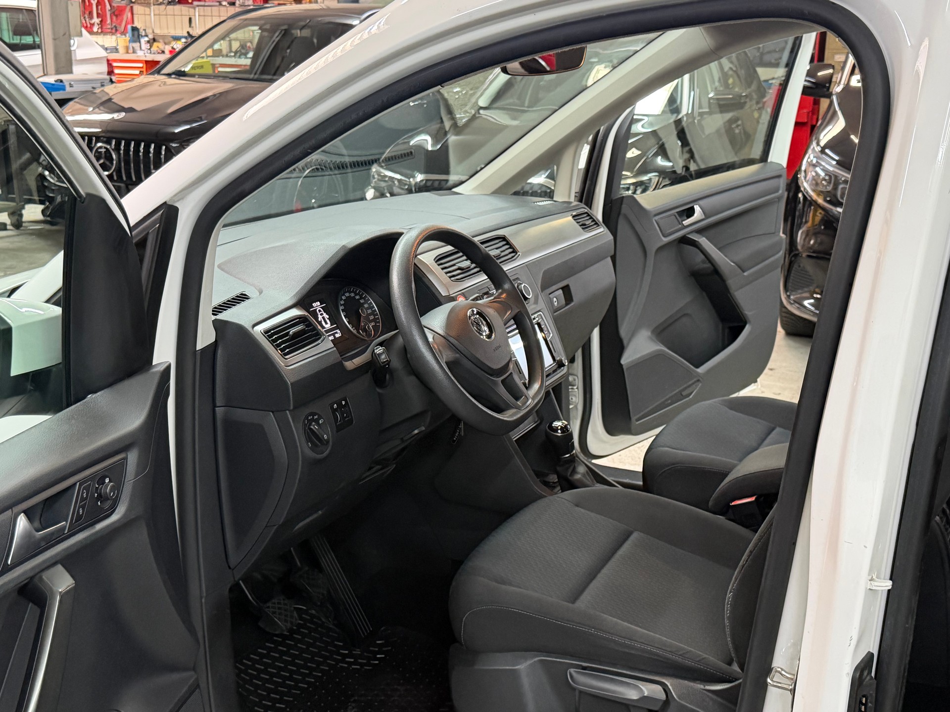 VW Caddy Maxi 2.0 TDI Comfortline 4Motion-image-13