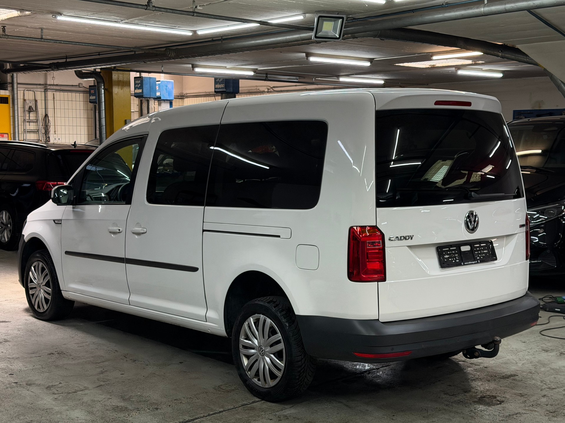 VW Caddy Maxi 2.0 TDI Comfortline 4Motion-image-2