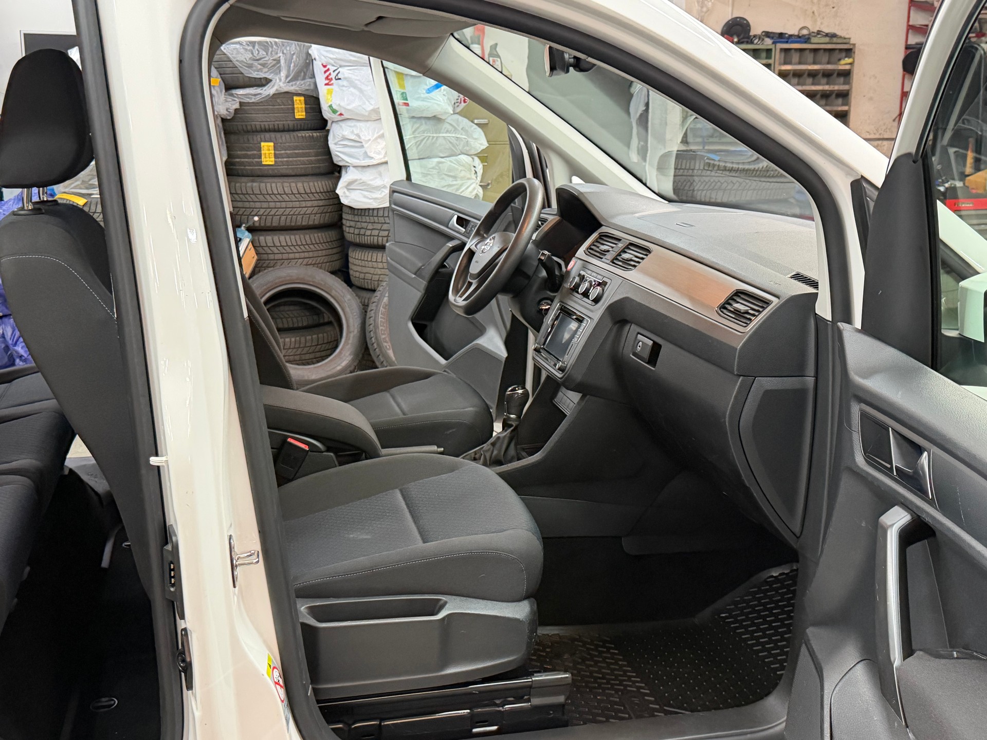 VW Caddy Maxi 2.0 TDI Comfortline 4Motion-image-9