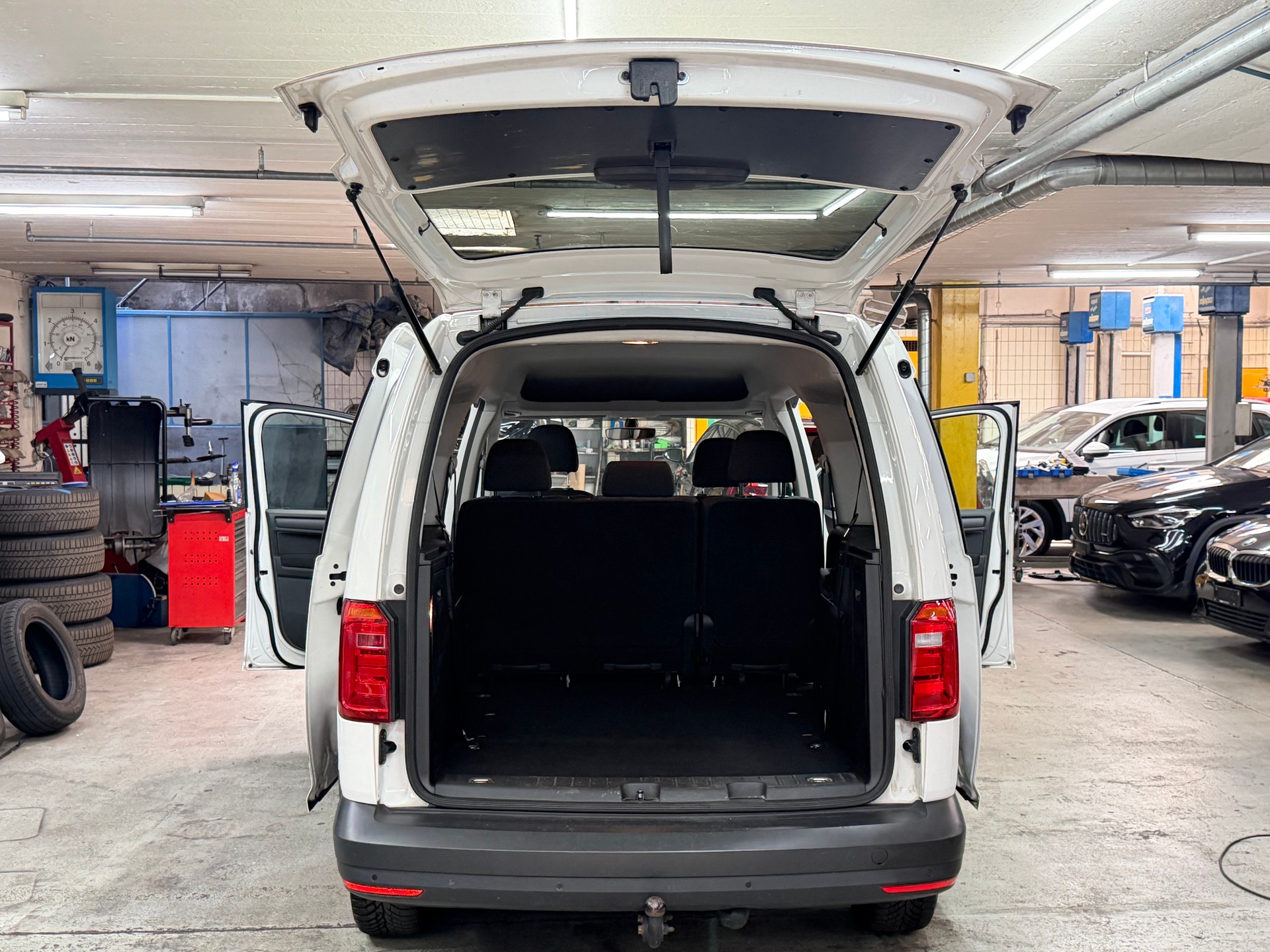 VW Caddy Maxi 2.0 TDI Comfortline 4Motion-image-12