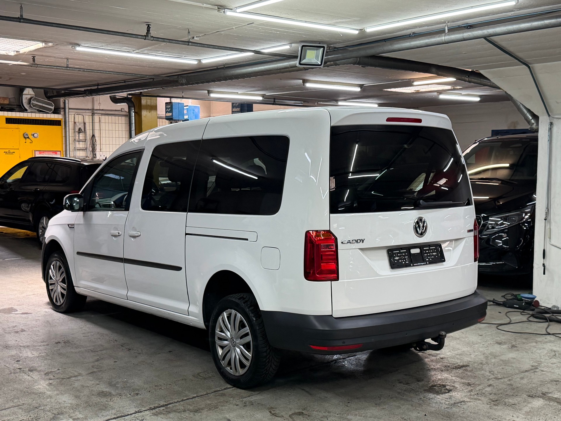 VW Caddy Maxi 2.0 TDI Comfortline 4Motion-image-6