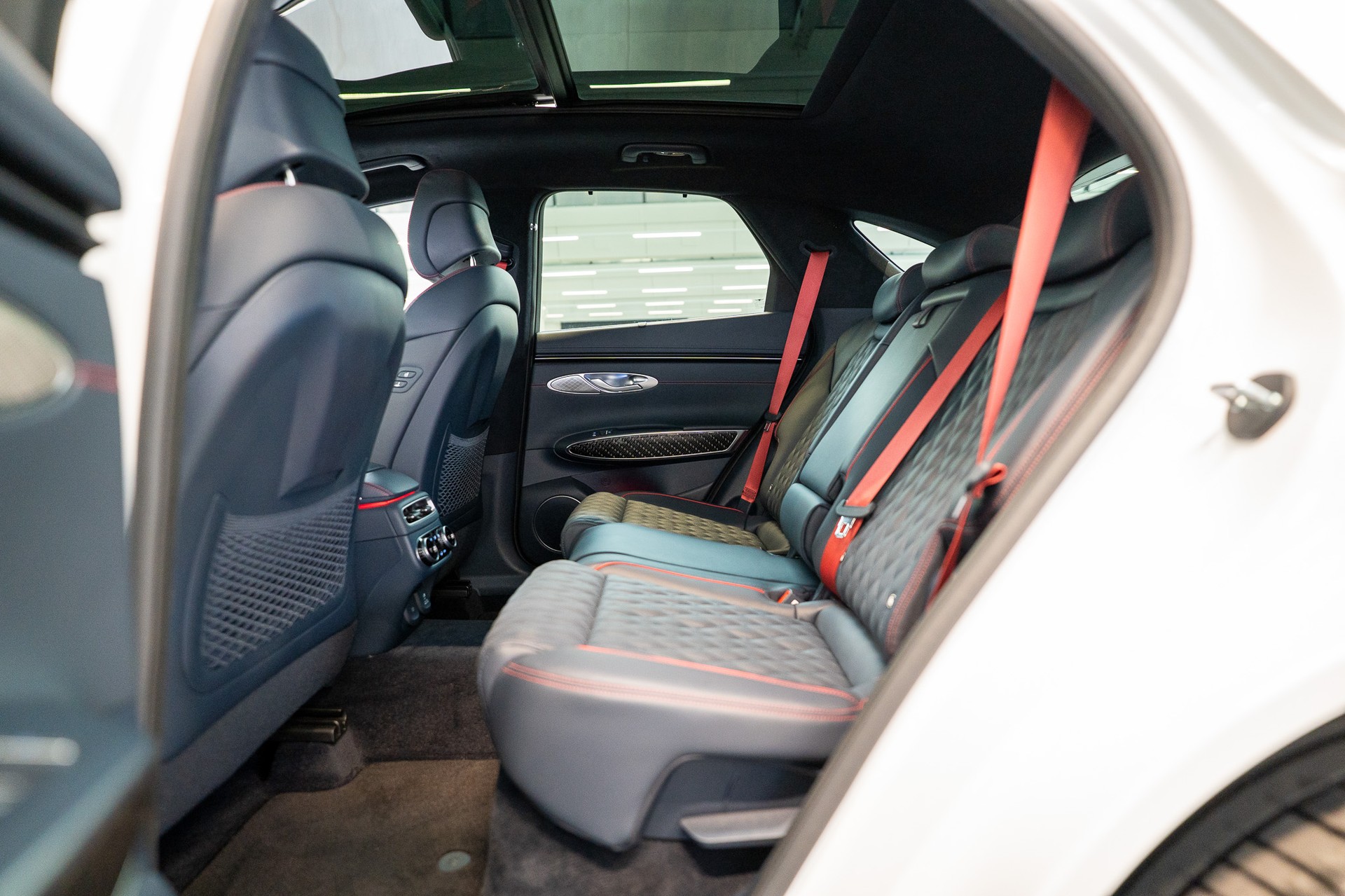 GENESIS GV70 2.5T Sport / Panorama-Glasdach / Massage-Sitze / 360°Kamera-image-13