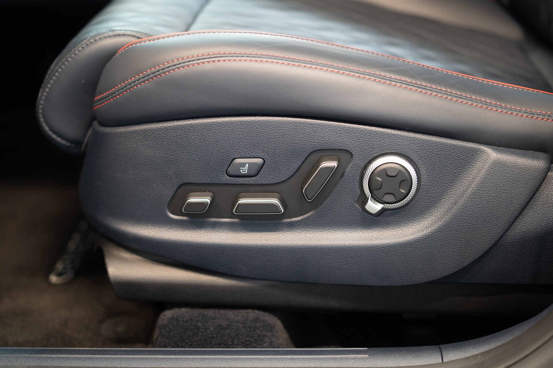 GENESIS GV70 2.5T Sport / Panorama-Glasdach / Massage-Sitze / 360°Kamera-image-10