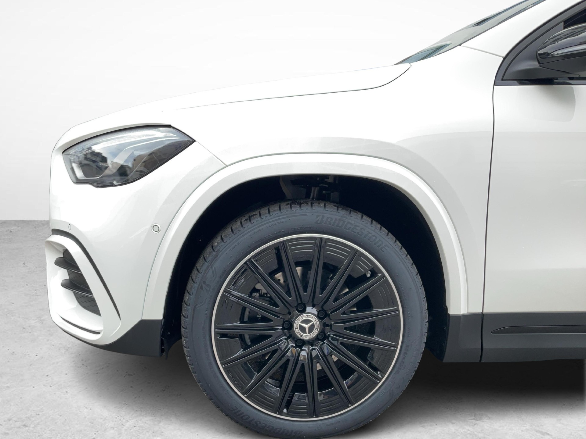 MERCEDES-BENZ GLA 250 e EQ Star AMG Line-image-8