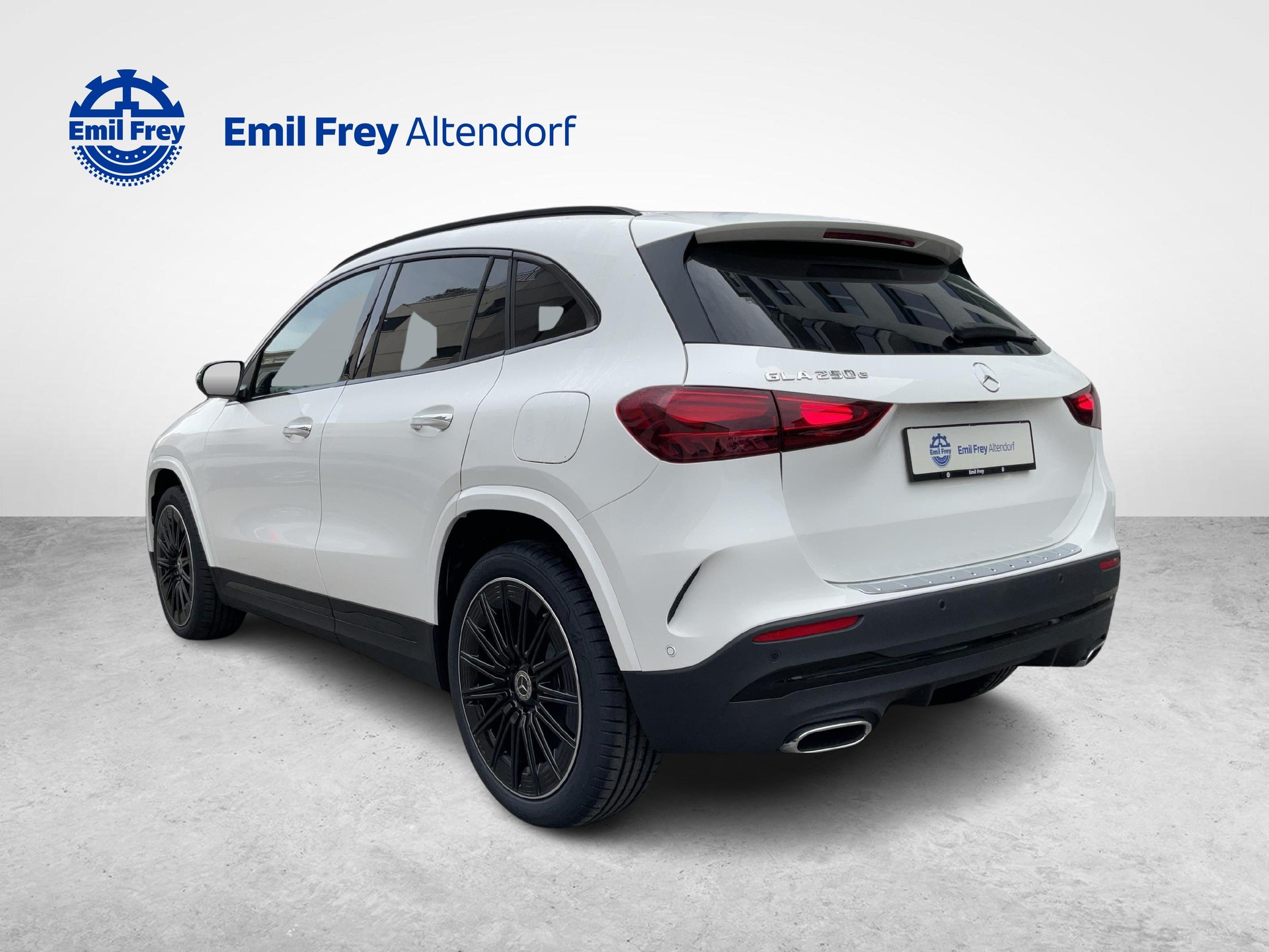 MERCEDES-BENZ GLA 250 e EQ Star AMG Line-image-2