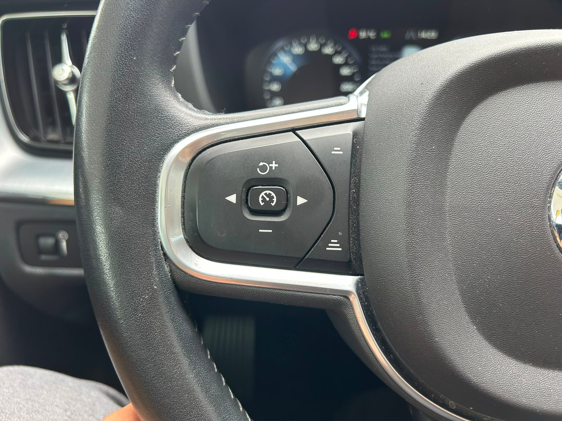 VOLVO XC60 D5 AWD Momentum Geartronic-image-8