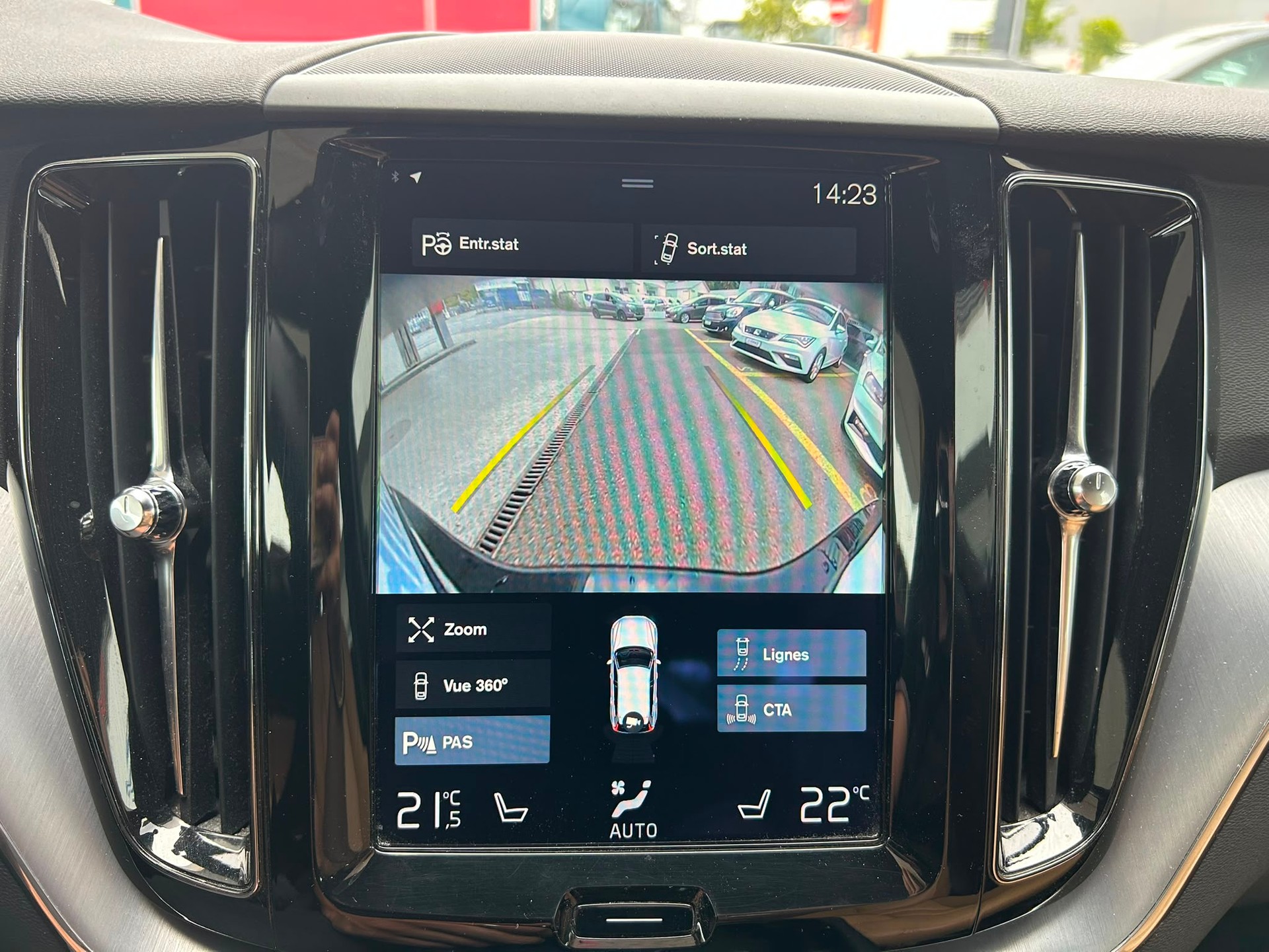 VOLVO XC60 D5 AWD Momentum Geartronic-image-9