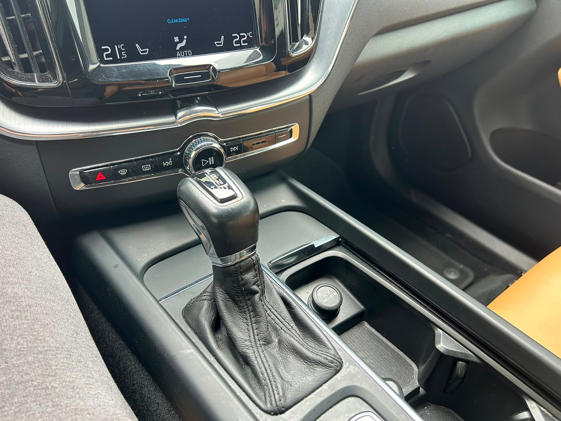 VOLVO XC60 D5 AWD Momentum Geartronic-image-11