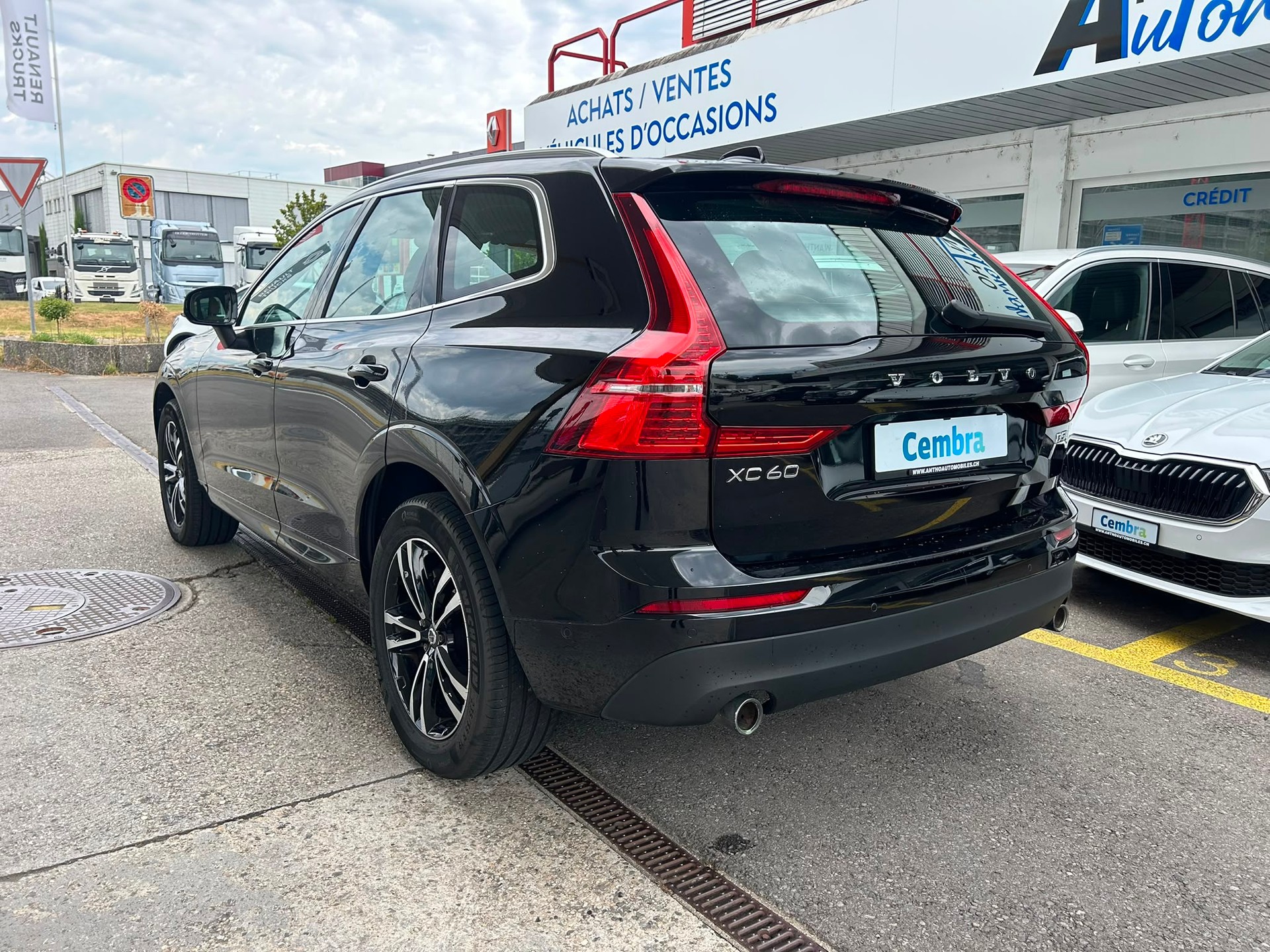 VOLVO XC60 D5 AWD Momentum Geartronic-image-3