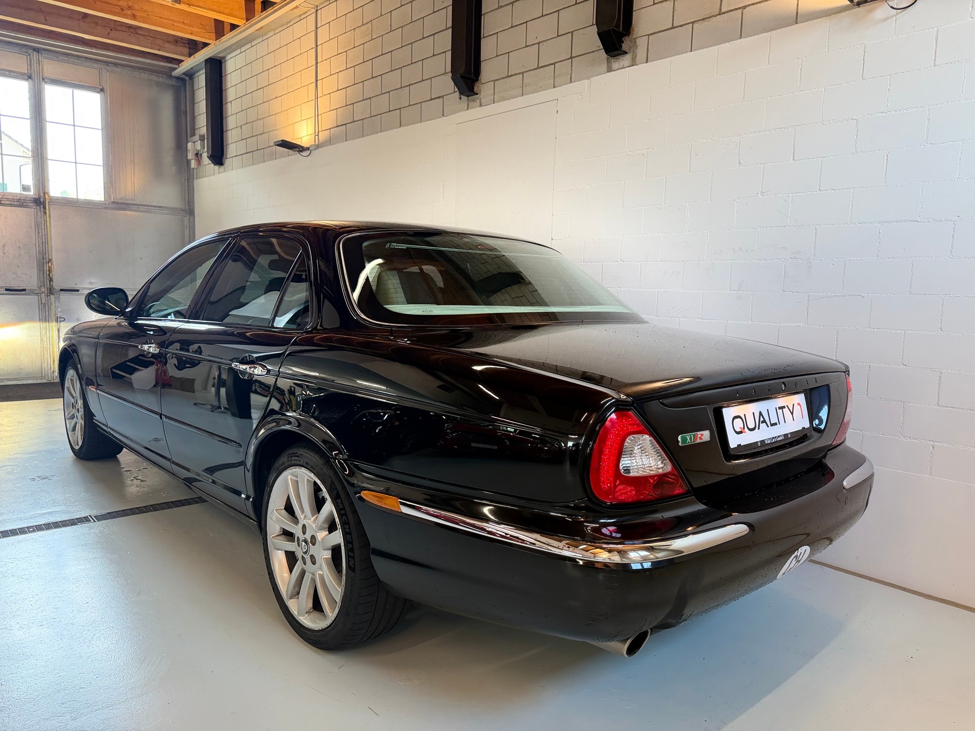 JAGUAR XJR 4.2 V8 S/C-showroom-element-3
