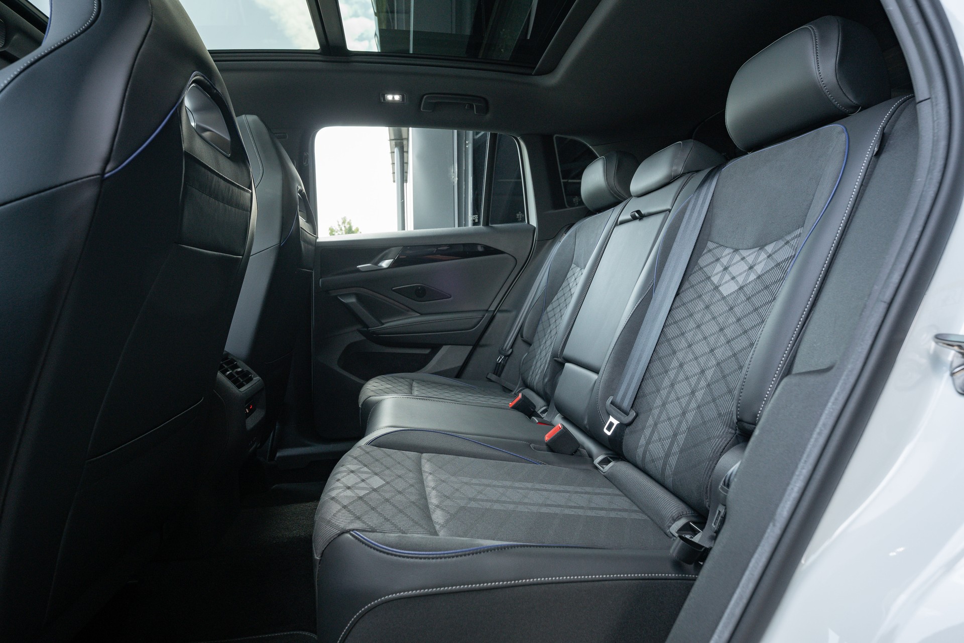VW Tiguan 1.5 eTSI DSG R-Line-image-11