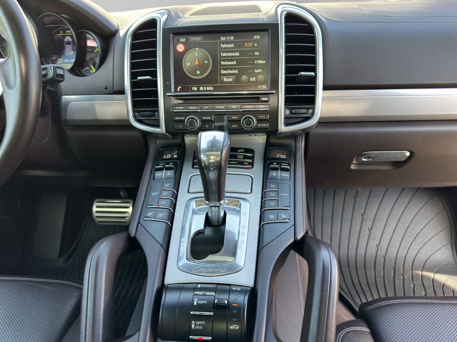 PORSCHE Cayenne S E-Hybrid-image-11