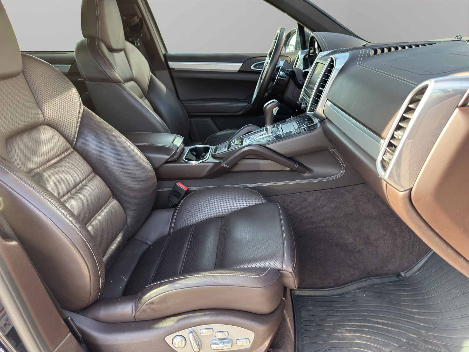PORSCHE Cayenne S E-Hybrid-image-12