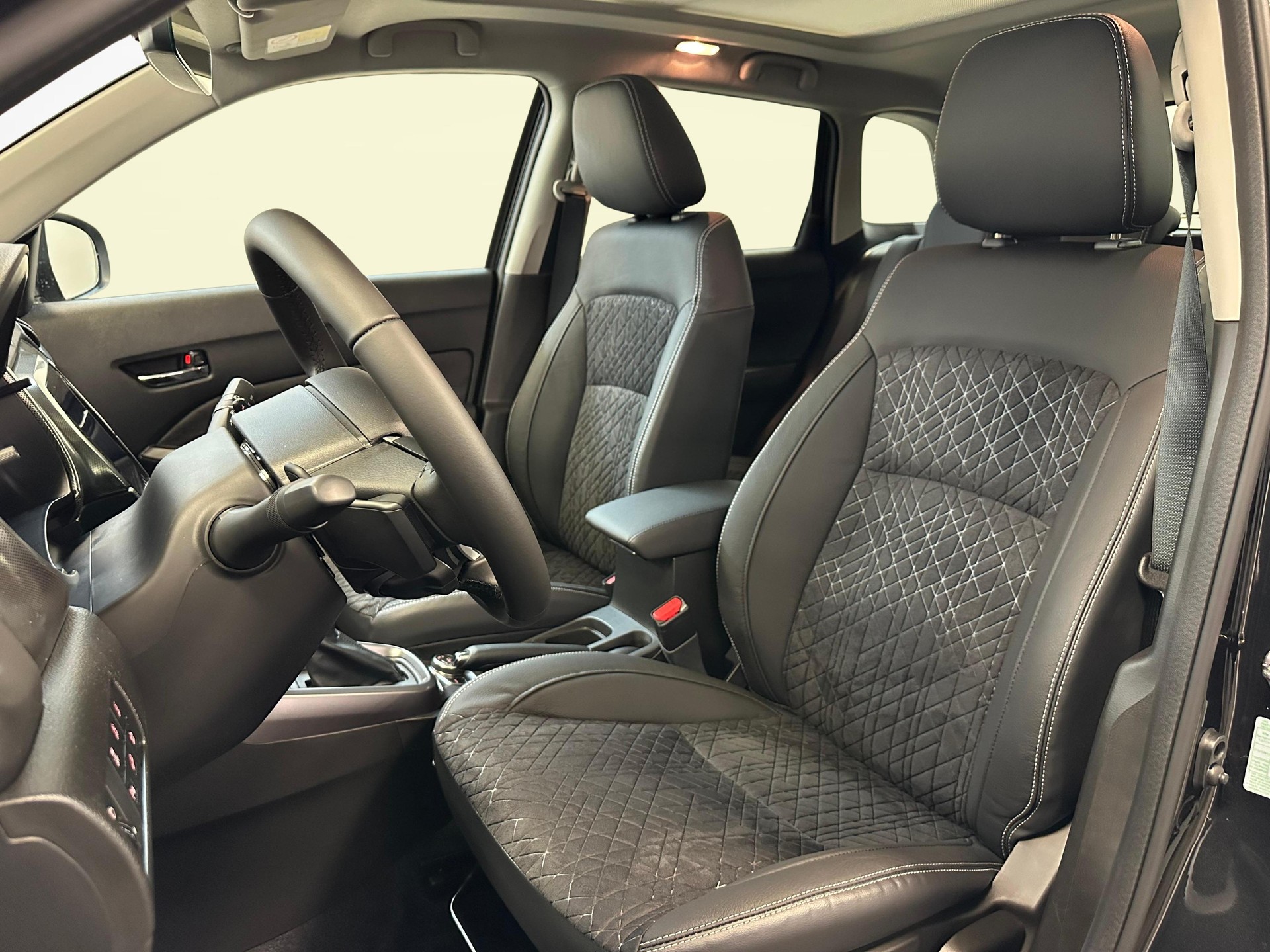 SUZUKI Vitara 1.4 T Sakura Top Hybrid 4x4-image-4