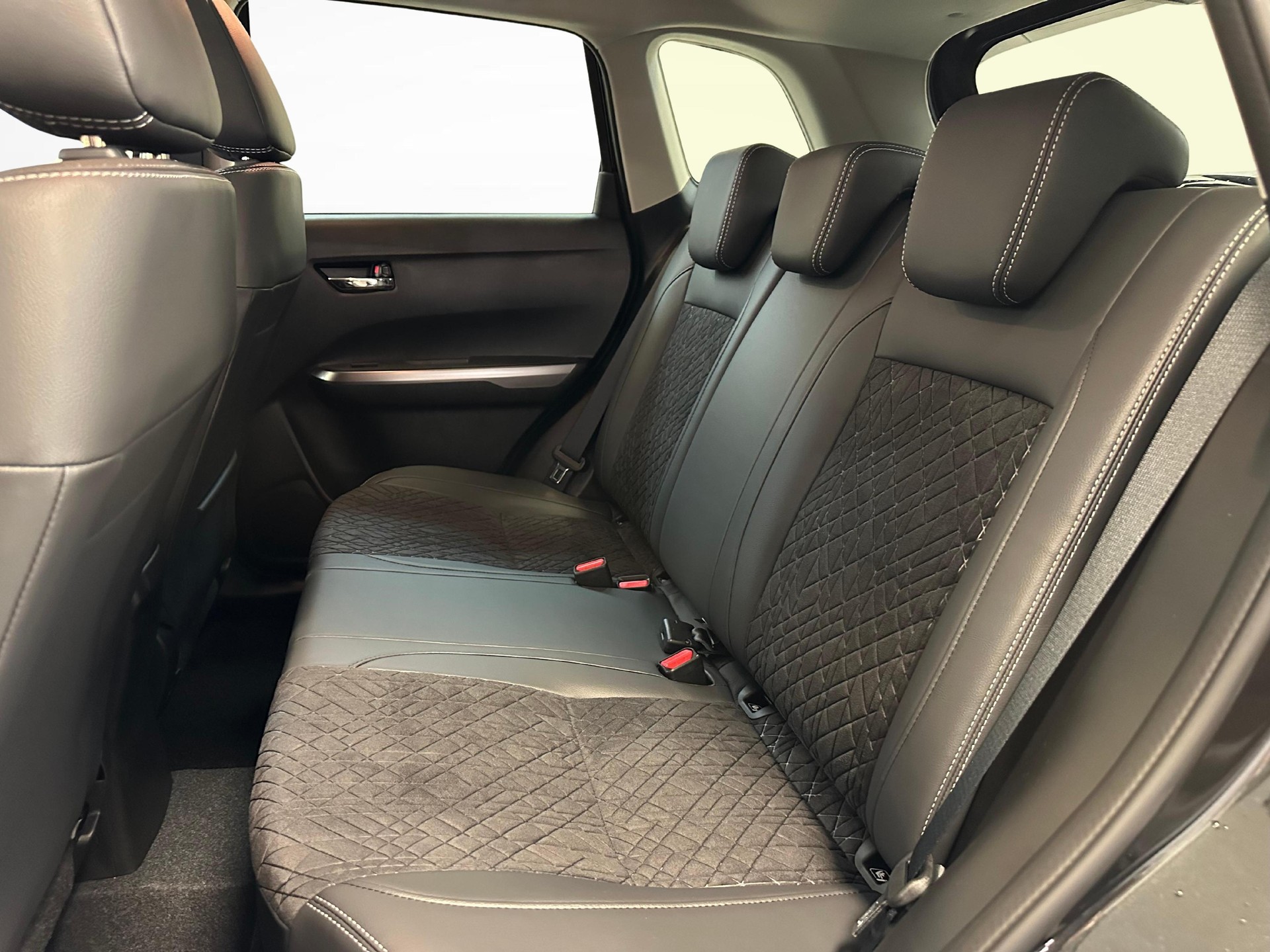 SUZUKI Vitara 1.4 T Sakura Top Hybrid 4x4-image-9