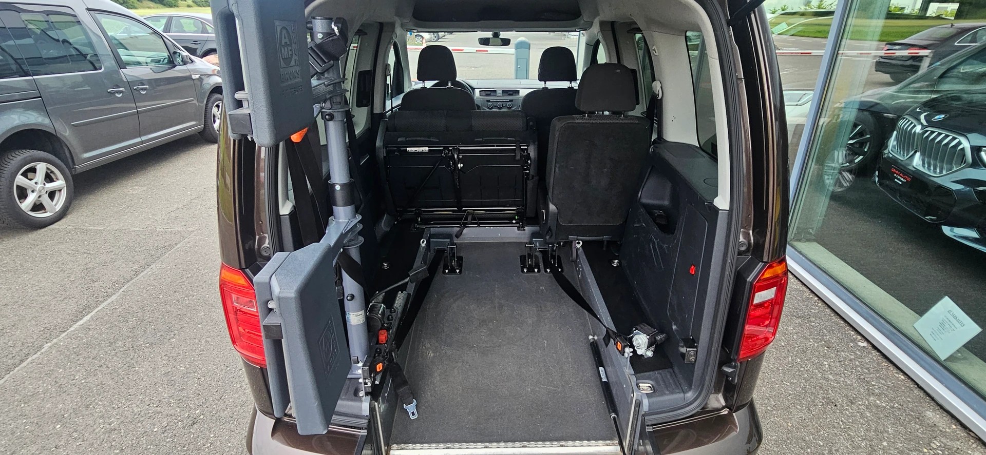 VW Behindertengerecht-Rampe / 4-Sitze & ein Rollstuhlfahrer/in-image-10