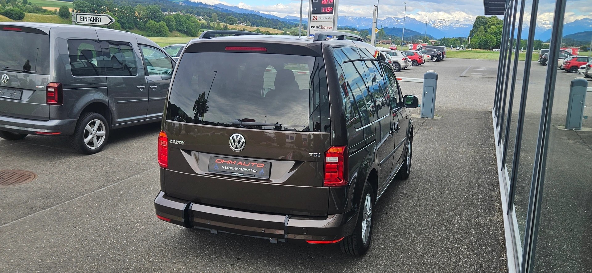 VW Behindertengerecht-Rampe / 4-Sitze & ein Rollstuhlfahrer/in-image-4