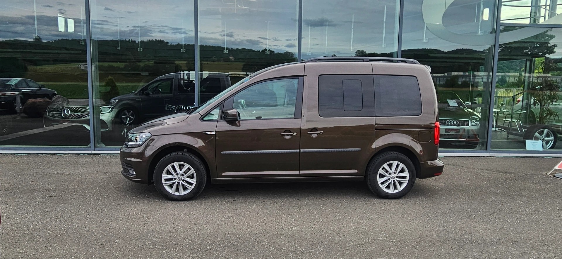 VW Behindertengerecht-Rampe / 4-Sitze & ein Rollstuhlfahrer/in-image-0