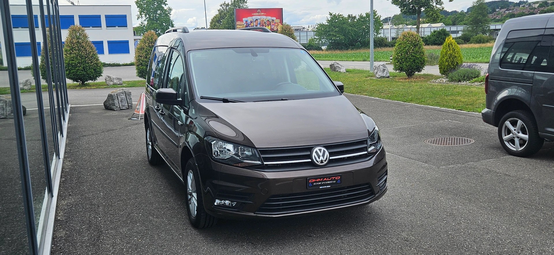 VW Behindertengerecht-Rampe / 4-Sitze & ein Rollstuhlfahrer/in-image-2