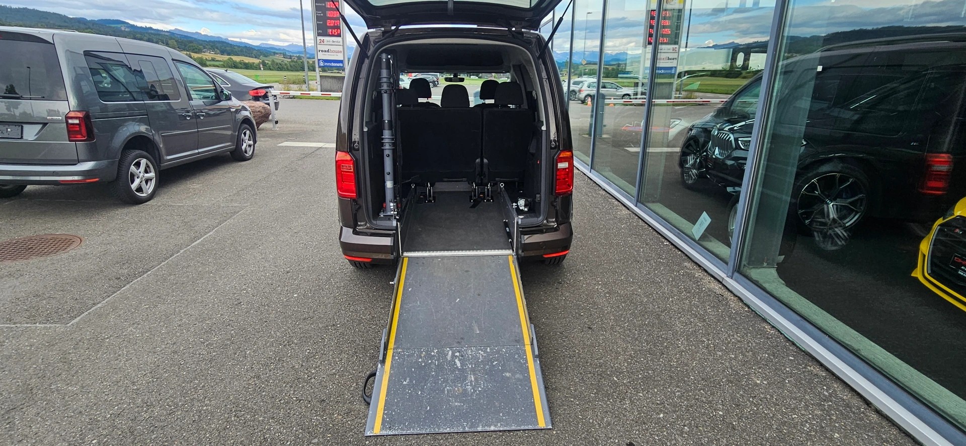 VW Behindertengerecht-Rampe / 4-Sitze & ein Rollstuhlfahrer/in-image-9