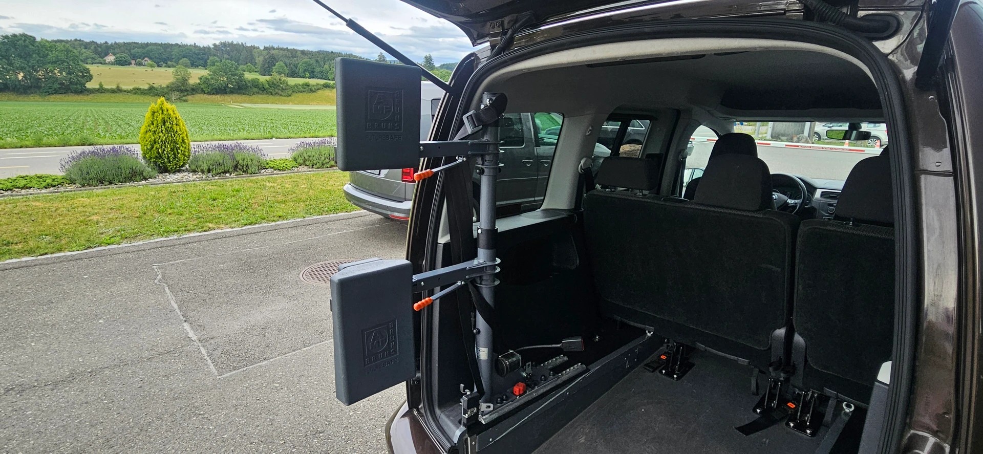 VW Behindertengerecht-Rampe / 4-Sitze & ein Rollstuhlfahrer/in-image-7
