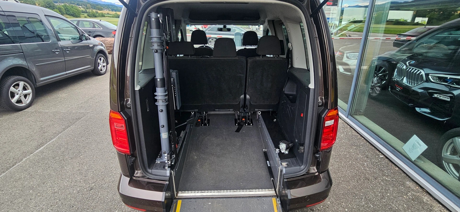 VW Behindertengerecht-Rampe / 4-Sitze & ein Rollstuhlfahrer/in-image-8