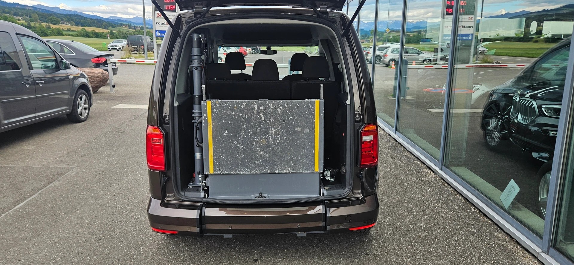 VW Behindertengerecht-Rampe / 4-Sitze & ein Rollstuhlfahrer/in-image-6