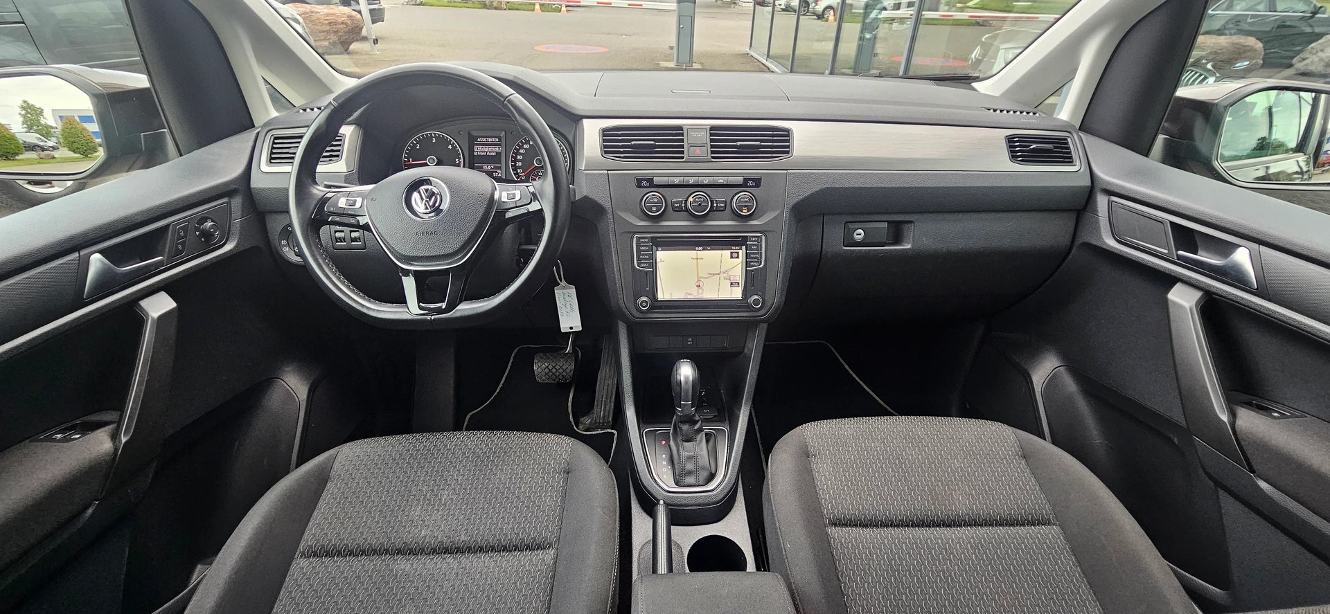 VW Behindertengerecht-Rampe / 4-Sitze & ein Rollstuhlfahrer/in-image-5