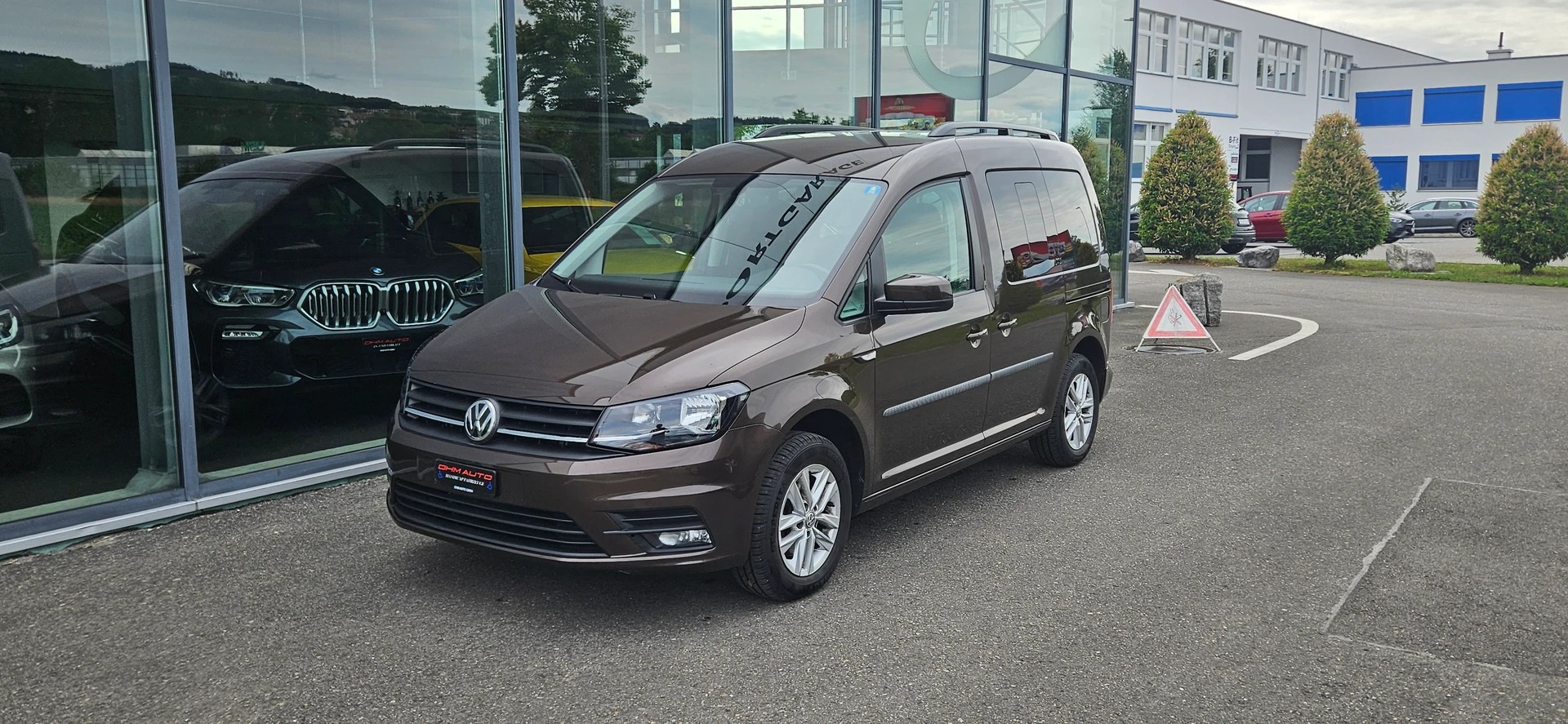 VW Behindertengerecht-Rampe / 4-Sitze & ein Rollstuhlfahrer/in-image-1