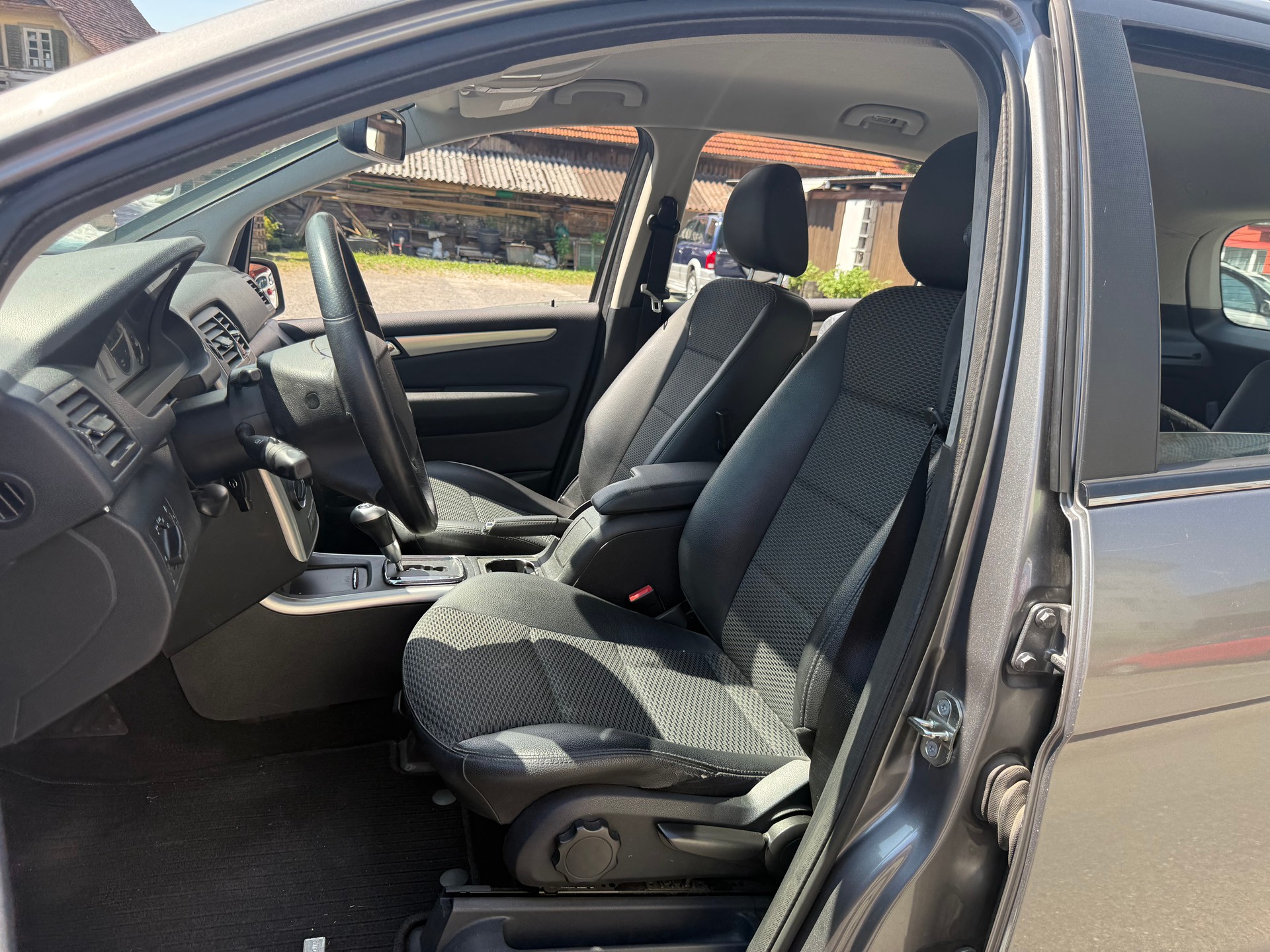 MERCEDES-BENZ B 180 Selection Autotronic-image-5