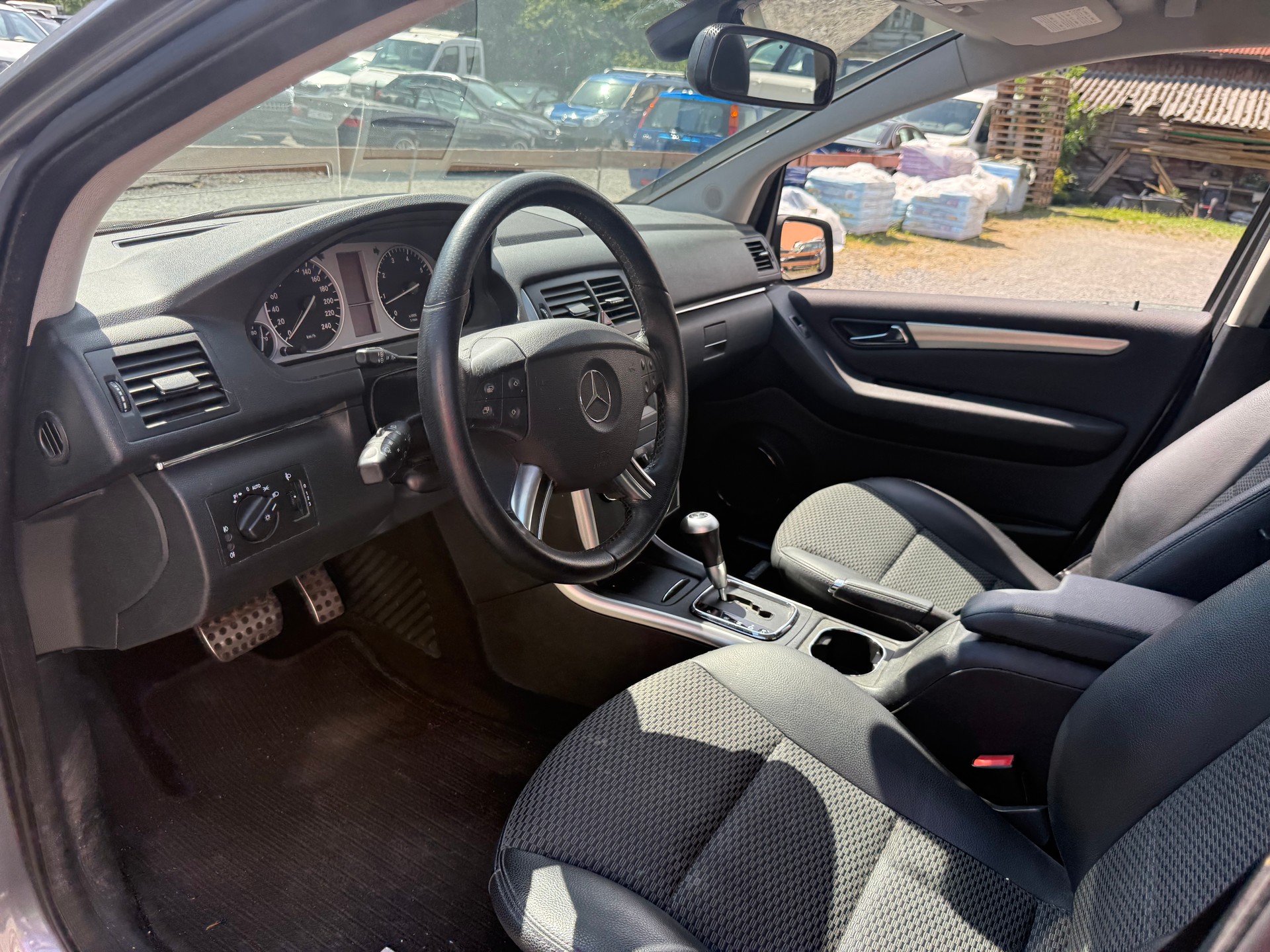 MERCEDES-BENZ B 180 Selection Autotronic-image-6