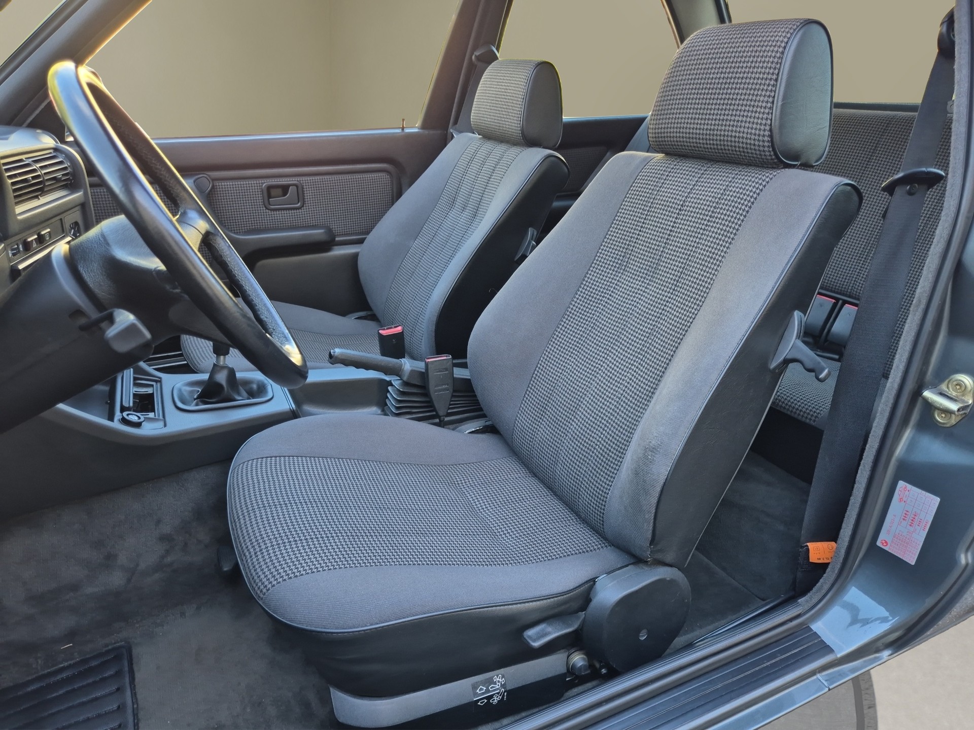BMW 323i CH-image-8