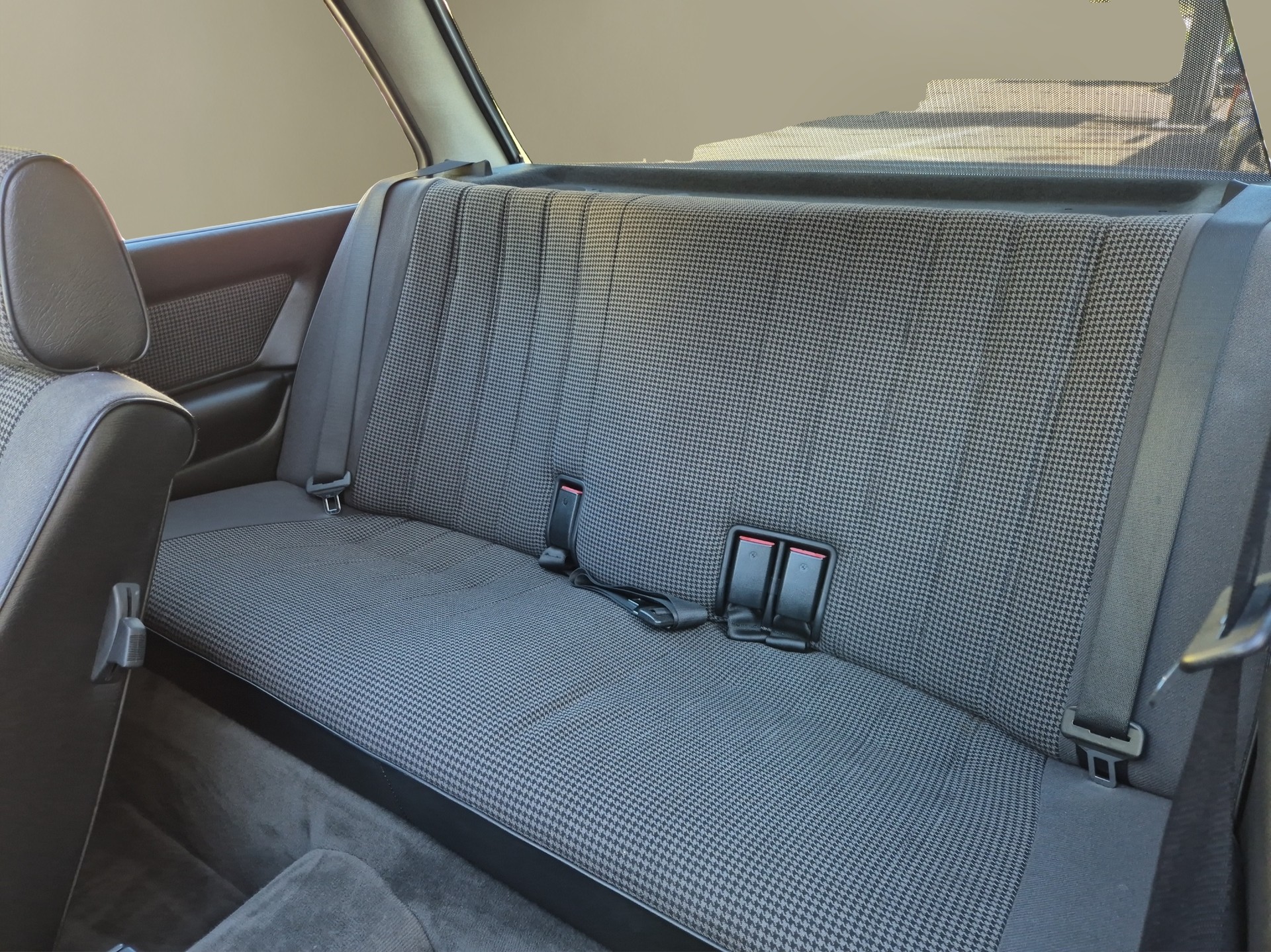 BMW 323i CH-image-13