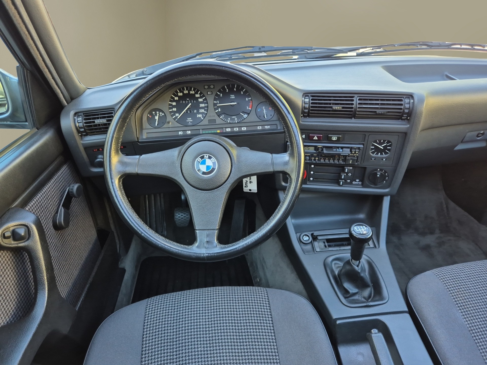 BMW 323i CH-image-10