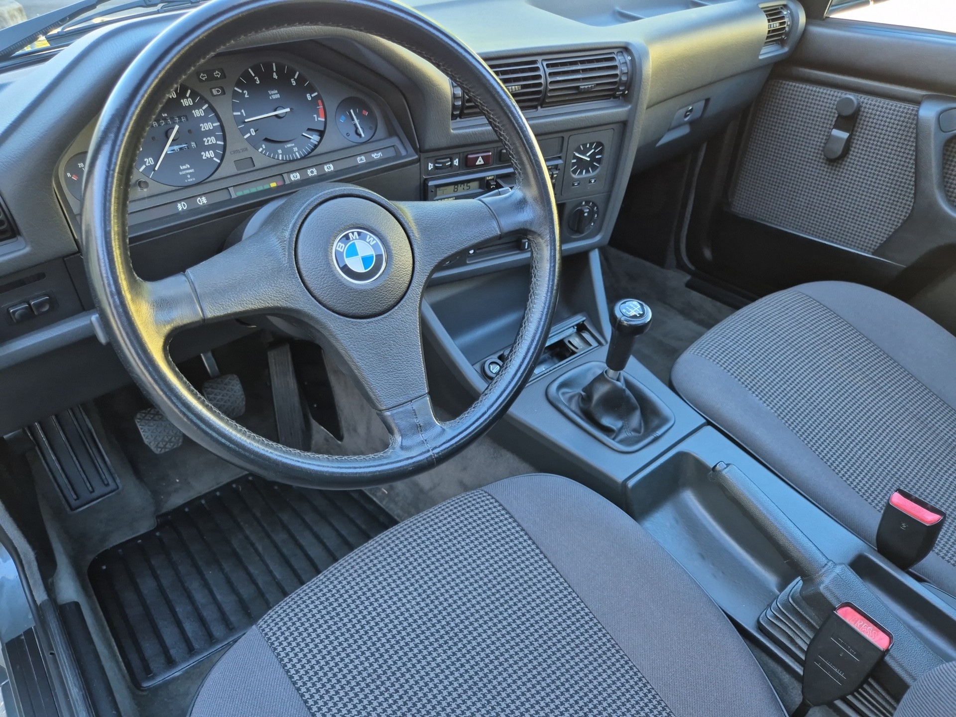 BMW 323i CH-image-9