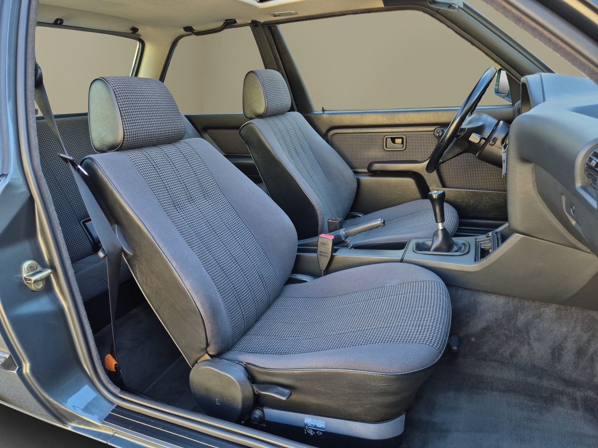 BMW 323i CH-image-14