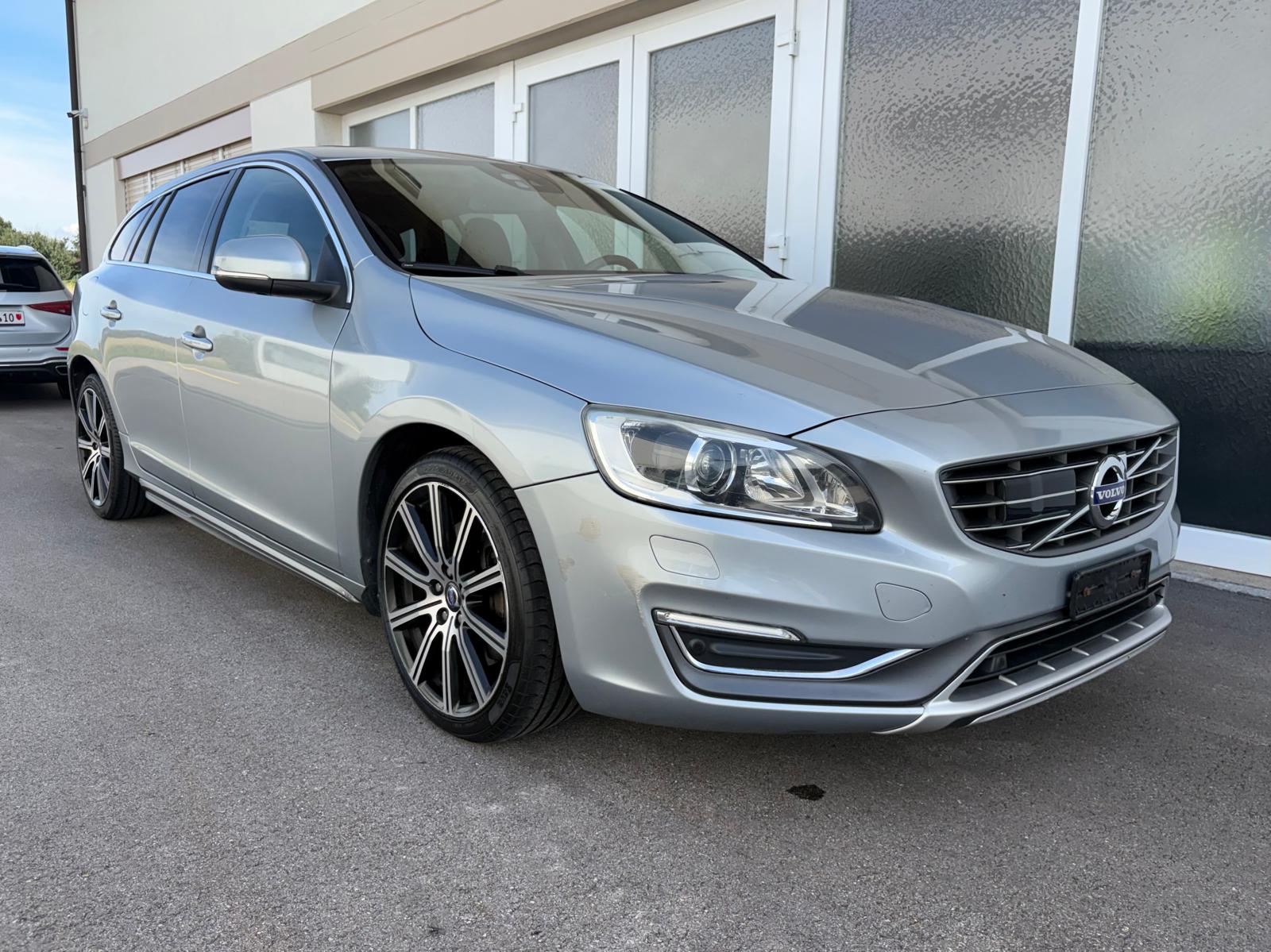 VOLVO V60 D5 AWD Summum Geartronic Dynamic-image-0