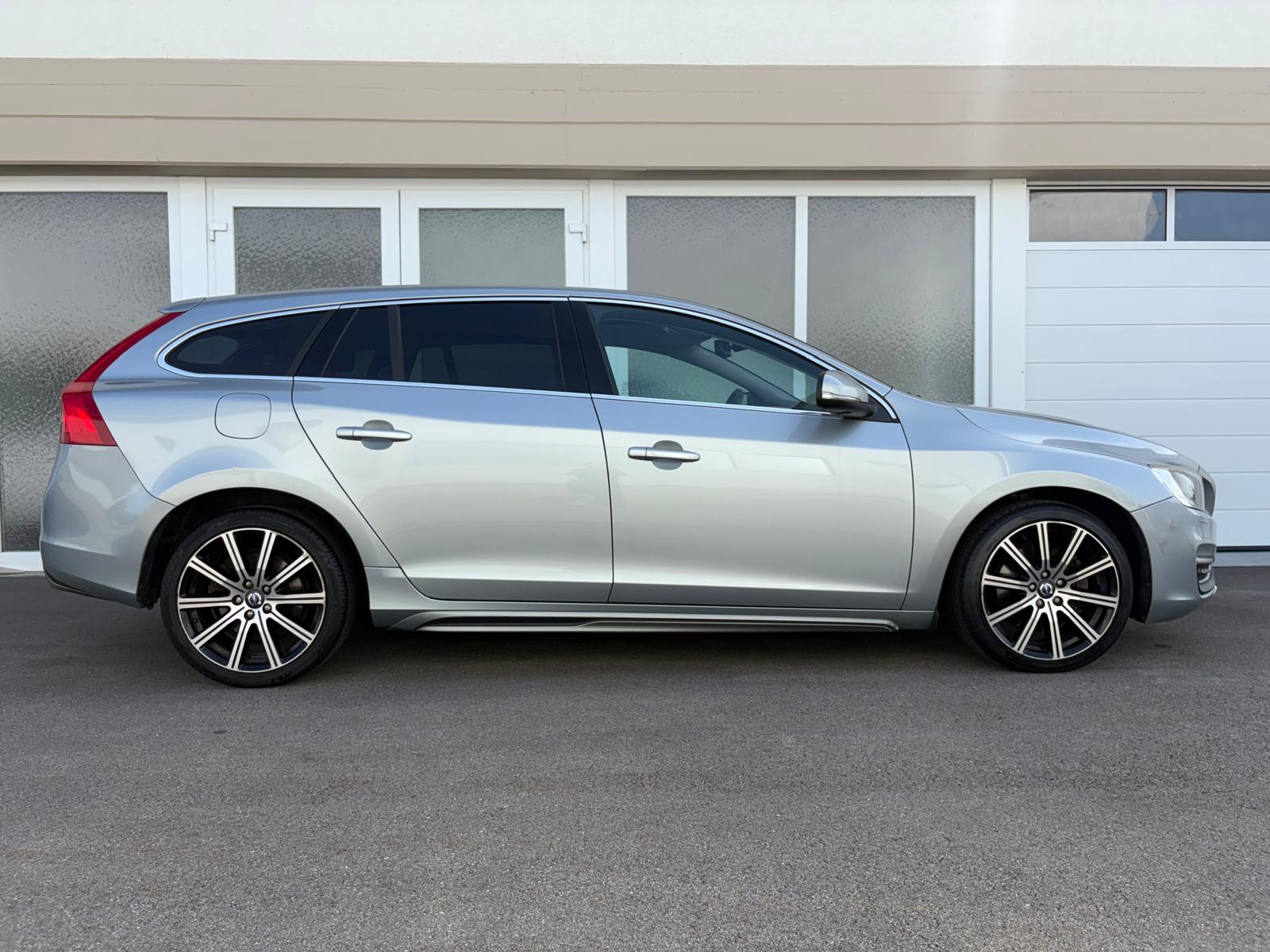 VOLVO V60 D5 AWD Summum Geartronic Dynamic-image-1