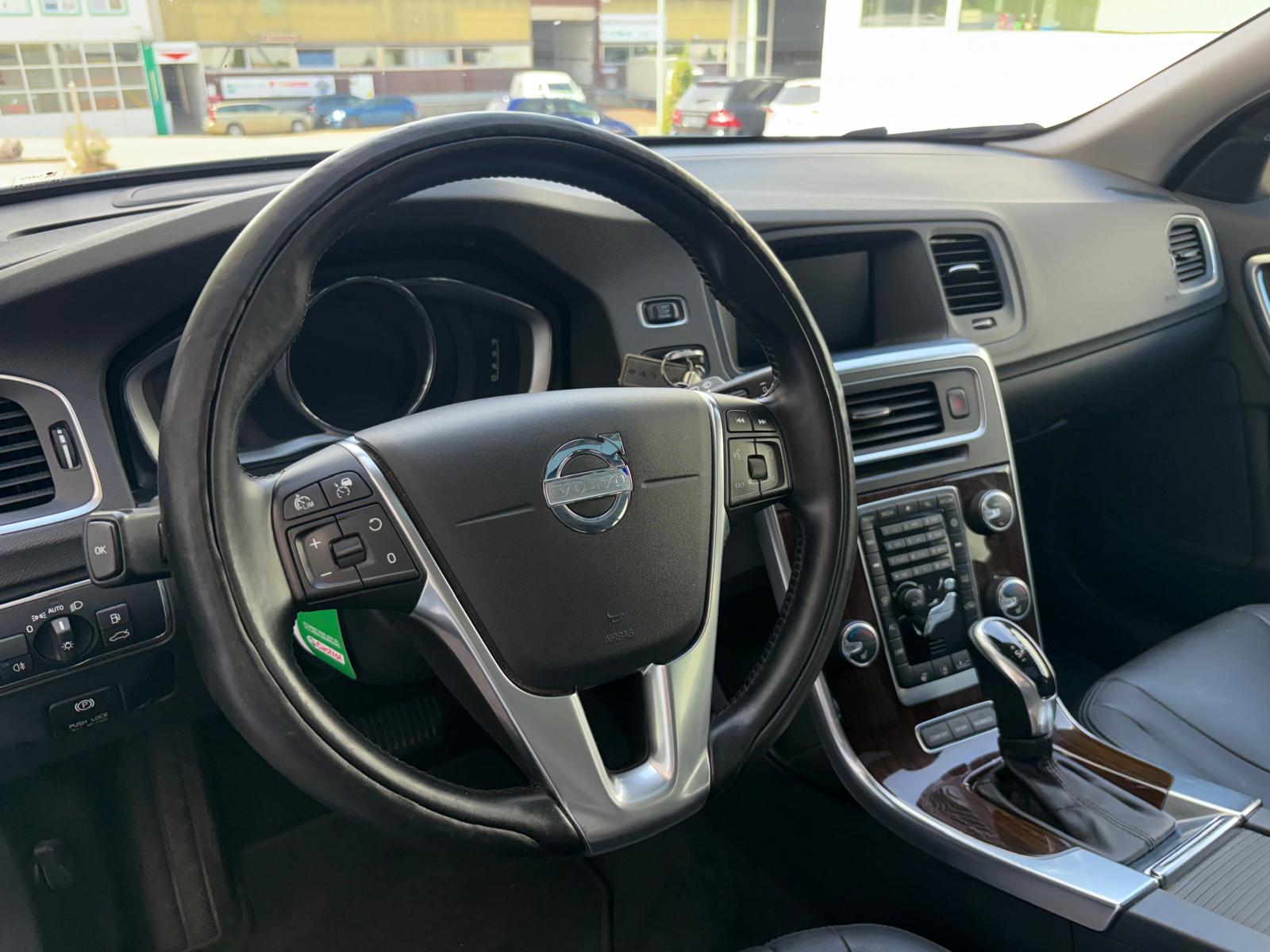 VOLVO V60 D5 AWD Summum Geartronic Dynamic-image-6