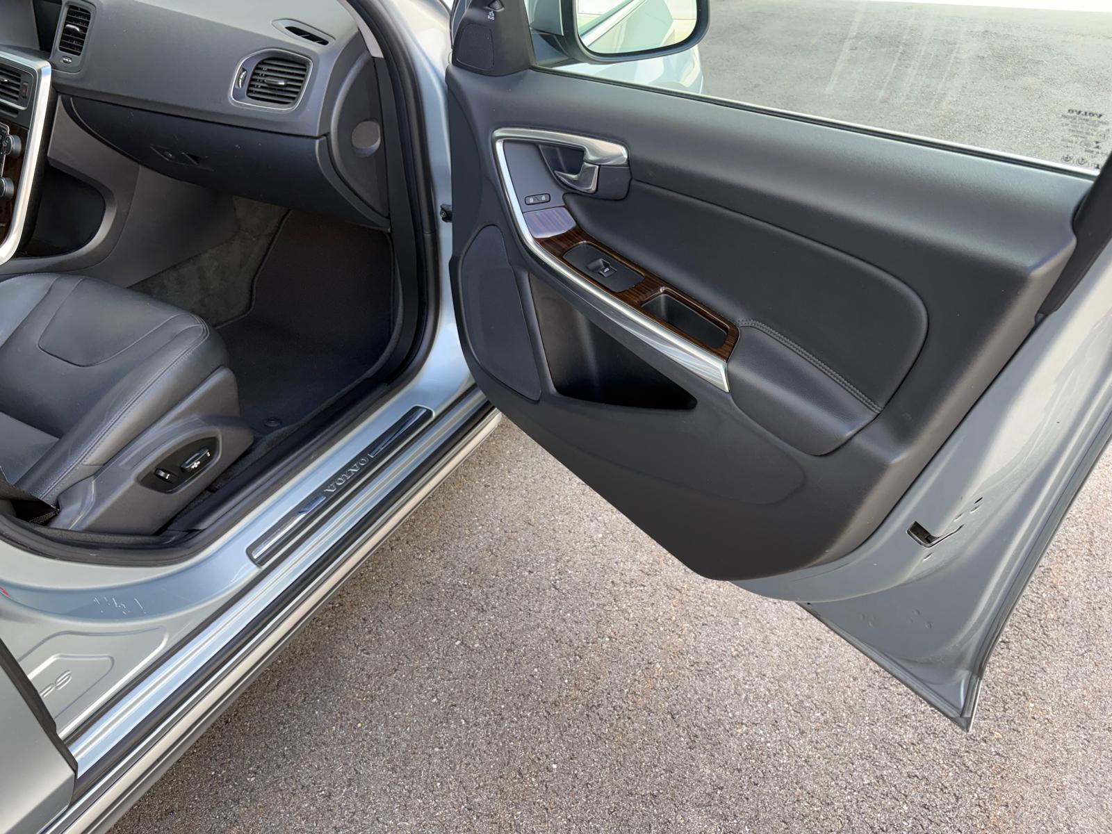 VOLVO V60 D5 AWD Summum Geartronic Dynamic-image-9