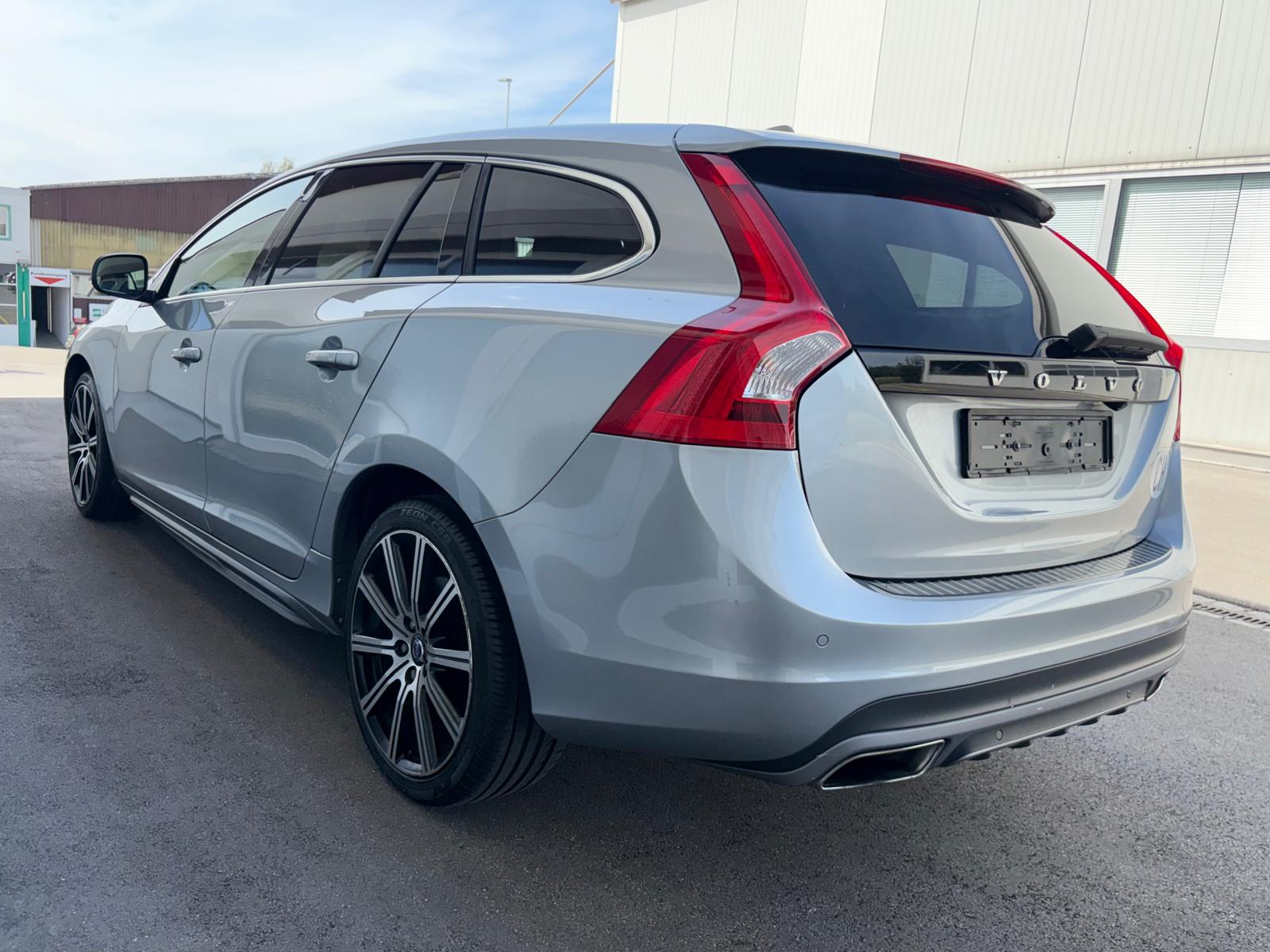 VOLVO V60 D5 AWD Summum Geartronic Dynamic-image-4