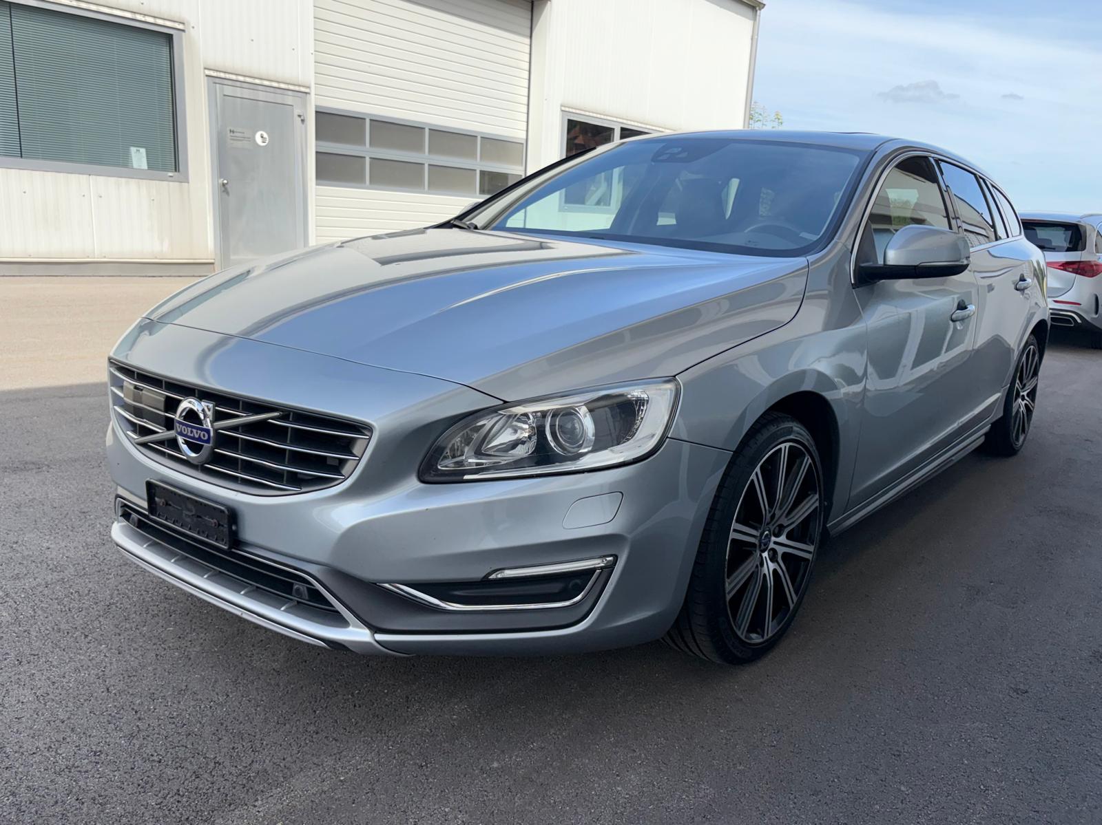 VOLVO V60 D5 AWD Summum Geartronic Dynamic-image-3